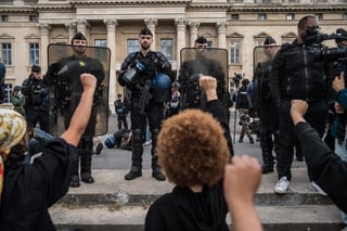 La primera semana de manifestaciones antirracistas en Francia ha avivado la tensión entre la policía y el Gobierno, que este martes transmitió su confianza en los agentes, al tiempo que les exigió un comportamiento irreprochable. (ARCHIVO) 