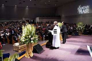 Familiares, amigos y líderes comunitarios asistieron este martes en Houston (Texas) al funeral de George Floyd, el afroamericano muerto en Minneapolis a manos de la policía. (EFE) 