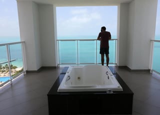 Casi tres meses después de que cerraron sus puertas por la pandemia del nuevo coronavirus, los hoteles de Cancún y otros destinos de playa en esa zona del caribe mexicano comenzaron a recibir turistas de nueva cuenta a pesar de que la crisis sanitaria no ha sido superada. (ARCHIVO)