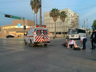Los lesionados fueron auxiliados por los paramédicos de Cruz Roja. (EL SIGLO DE TORREÓN)
