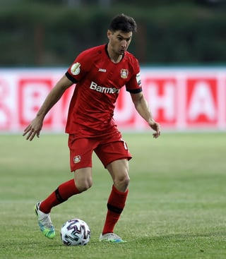 El argentino Lucas Alario marcó el segundo gol del Leverkusen, aprovechando una pifia rival. (EFE)