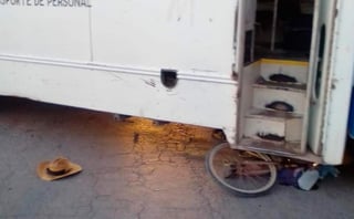 El ciclista fue arrollado por las llantas delanteras de un camión de transporte de personal. (EL SIGLO DE TORREÓN)