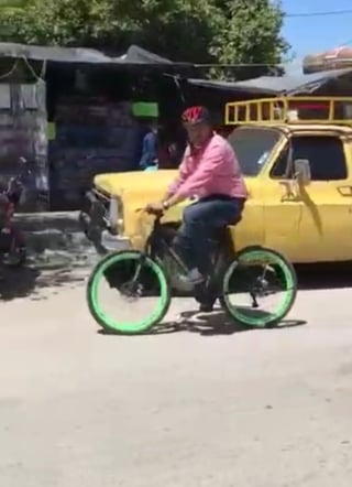 Alcalde se sube a la bicicleta para llegar a eventos del municipio. Dice que busca promover otros medios de transporte saludables. (EL SIGLO DE TORREÓN) 