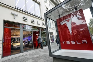Las acciones del fabricante de vehículos eléctricos Tesla superaron este miércoles por primera vez la barrera de los 1,000 dólares. (ARCHIVO) 