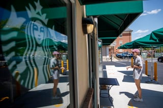 Starbucks indicó que un 95 % de los alrededor de 8,000 establecimientos que gestiona directamente -no franquicias- en Estados Unidos están operando actualmente, con distintos tipos de servicio, en algunas casos solo con productos para llevar.
(ARCHIVO)