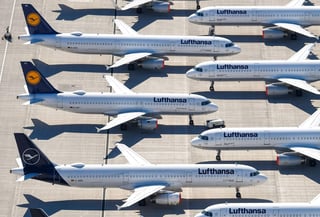  Hasta 22,000 puestos de trabajo a jornada completa están en peligro en Lufthansa, anunció la compañía aérea alemana este miércoles tras una reunión con los principales sindicatos que representan a la plantilla para negociar un programa de ahorro. (ARCHIVO)