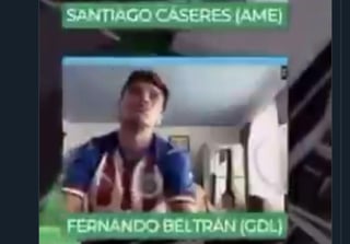 Fernando Beltrán siente tanto los colores del Guadalajara que aventó el control del Xbox al perder en manos del América (3-2). Las Chivas fueron eliminadas por las Águilas en los cuartos de final del torneo virtual. (ESPECIAL)