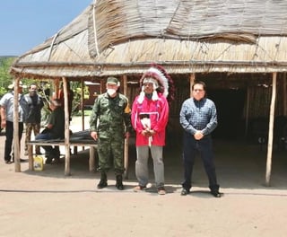 Miembros de la tribu Kikapú sostuvieron ayer una reunión con el fiscal general del estado, Gerardo Márquez Guevara. (CORTESÍA)
