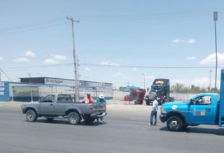 Un camión repartidor de agua se impactó por alcance contra una camioneta particular frente a la Central de Abastos. (EL SIGLO DE TORREÓN)