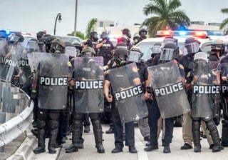 La policía del condado de Miami-Dade prohibió este jueves una técnica de arresto que consiste en presionar el 'triángulo carotídeo' durante diez segundos para inmovilizar a un sospechoso. (ARCHIVO) 