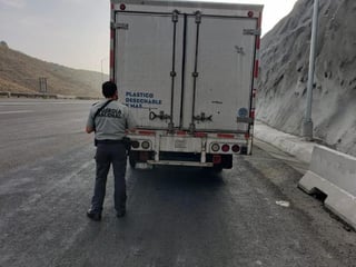 Un camión fue asegurado por elementos de la Guardia Nacional en la carretera Saltillo-Monterrey, luego de que fuera sorprendido mientras trasladaba dos toneladas de mariguana. (EL SIGLO DE TORREÓN)