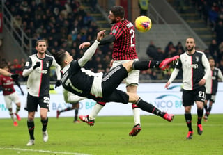 El partido de ida celebrado en Milán, resultó emocionante hasta el final, en donde el portugués Cristiano Ronaldo igualó para la Juventus. (EFE)