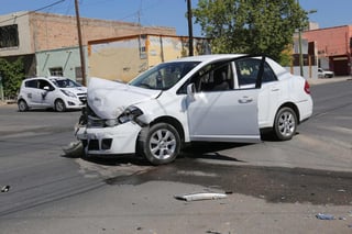 El vehículo afectado es un Nissan Tiida, modelo 2008, color blanco, el cual portaba placas de circulación del estado de Durango. (EL SIGLO DE TORREÓN)