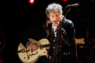 El cantautor Bob Dylan expuso en la que supone su primera entrevista en cuatro años sus opiniones sobre el actual momento social, desde el racismo que ha desatado una oleada de protestas en EUA hasta la pandemia que ha paralizado al mundo pocos días antes de lanzar su nuevo disco, Rough and Rowdy Ways.  (ESPECIAL) 