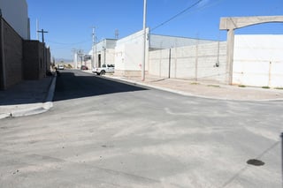 La zona industrial del ejido San Agustín de Torreón tiene ya cinco cuadras con pavimento desde el viernes en la mañana.