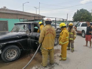 Se informó que los detenidos incendiaron una camioneta de modelo antiguo.