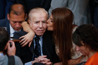 El ex presidente argentino Carlos Menem (1989-1999) fue ingresado este sábado en una clínica de Buenos Aires, donde permanecía en observación por un presunto cuadro de neumonía, confirmaron a Efe fuentes cercanas al exmandatario. (ARCHIVO)