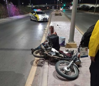 Por suerte, el motociclista no sufrió lesiones de gravedad luego del accidente, y no fue necesario su traslado al hospital. (EL SIGLO DE TORREÓN)
