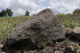 Un petroglifo usado como 'piedra-mapa' hace alrededor de 2,000 años fue registrado por el Instituto Nacional de Antropología e Historia (INAH) de México, en el estado de Colima, oeste del país, informó este domingo la institución. (CORTESÍA)