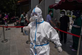 China reportó el lunes 49 nuevos casos de coronavirus, al tiempo que el gobierno de la capital, Pekín, restableció las medidas para contener un resurgimiento de contagios. (ARCHIVO) 