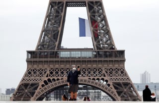 Los trabajadores preparan el martes la Torre Eiffel para su reapertura la semana próxima, luego que la pandemia de coronavirus causó el cierre más largo del ícono parisino desde la Segunda Guerra Mundial. (ARCHIVO) 