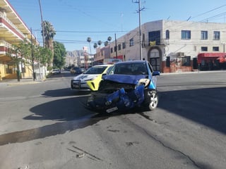 La tarde de hoy martes se registró un accidente vial cuando la conductora de un automóvil le “cortó” la circulación a otra unidad, provocando un fuerte choque en Torreón. (EL SIGLO DE TORREÓN)