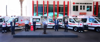 El gonernador de Durango, José Rosas Aispuro Torres, entregó ayer cinco ambulancias a la Cruz Roja. (CORTESÍA) 
