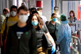 Italia ha registrado 43 muertos con coronavirus en las últimas veinticuatro horas, lo que eleva a 34,448 los fallecimientos, y ha identificado 329 nuevos contagios, las mayores cifras en lo que va de semana. (ARCHIVO) 