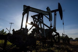 El precio del petróleo intermedio de Texas (WTI) cerró este miércoles con una bajada del 1,1 %, hasta los 37,96 dólares el barril, en una jornada marcada por el temor a una segunda ola de COVID-19 tras el repunte de casos en China y Estados Unidos y el miedo a un exceso de oferta por los datos de los inventarios estadounidenses. (ARCHIVO)