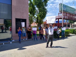 Este miércoles hubo dos protestas públicas al mismo tiempo en la Presidencia Municipal de Gómez Palacio. (DIANA GONZÁLEZ)