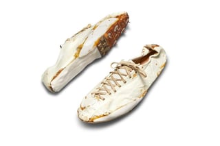 Sotheby's subasta desde este miércoles y hasta el 26 de junio uno de los primeros ejemplares de zapatillas de Nike diseñadas y hechas a mano por el cofundador de la marca y legendario entrenador de atletismo Bill Bowerman a principios de los años 70. (CORTESÍA)