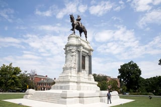 Un juez extendió el jueves por tiempo indeterminado una orden que prohíbe que el gobernador de Virginia retire una estatua del general confederado Robert E. Lee de la famosa Monument Avenue en Richmond. (ARCHIVO) 

