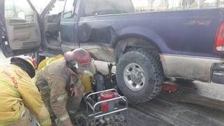 El motociclista, identificado como Israel, de 26 años de edad, se encontraba debajo de la camioneta, siendo auxiliado por los paramédicos y trasladado a la Clínica 51 del IMSS. (EL SIGLO DE TORREÓN)