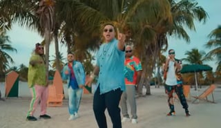 El reguetonero puertorriqueño Daddy Yankee, junto a los dúos de Zion y Lennox y Play-N-Skillz, integrado por los hermanos Juan Carlos y Óscar Salinas, lanzaron este viernes el nuevo sencillo y video musical, Bésame. (ESPECIAL)  

