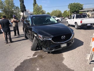 Tanto el Crossfire como el Mazda terminaron muy dañados tras la colisión en la colonia San Isidro.