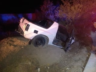 El vehículo de la marca Isuzu de color blanco se salió del camino y terminó atascado en la terracería.