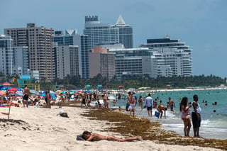 El turismo, que soporta la economía de Florida, busca despegar en medio de una apertura con pocos turistas y la postergación hasta el 15 septiembre próximo de la reactivación de los viajes. (ARCHIVO)