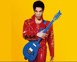 Prince tocó la guitarra extremadamente azul y con el símbolo de “amor” del músico en su mástil a partir de la gira Purple Rain en 1984, en los álbumes clásicos “Lovesexy” y “Sign O’ The Times', y hasta inicios de la década de 1990. (INTERNET) 