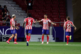 Los jugadores del Atlético de Madrid celebran tras el gol de Víctor Machín, que le dio la victoria al cuadro de Simeone. (EFE)