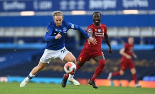 Liverpool y Everton firmaron un empate a cero goles, con lo que el equipo de Klopp tiene una ventaja de 23 puntos sobre el City. (EFE)