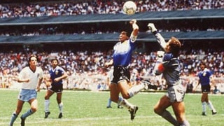  El juego es por los cuartos de final del Mundial México 86 y el 'Negro' Enrique le pasa el balón a Diego Armando Maradona en la media cancha. (ESPECIAL)