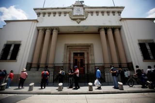 El presidente de Guatemala, Alejandro Giammattei, dijo el lunes que 151 personas que laboran en Casa Presidencial, donde están sus oficinas, se han contagiado de coronavirus. Uno de ellos falleció. (ARCHIVO) 