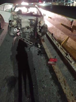 El vehículo fue localizado por las autoridades con todo el frente destrozado sobre el puente Ibero de Torreón. (EL SIGLO DE TORREÓN)