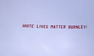 Una aeronave con una pancarta con la frase 'White Lives Matter Burnley' sobrevoló el estadio Etihad de Manchester durante el partido de la Liga Premier entre Manchester City y Burnley. (AP)