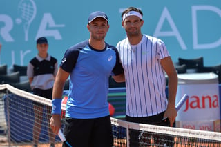 En esta foto del sábado pasado, Grigor Dimitrov (d) y Borna Coric posan previo a la semifinal del torneo de exhibición en Zadar, Croacia; ambos tenistas resultaron positivo al COVID-19. (AP)