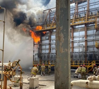 La petrolera explicó que el complejo registró un disparo en los turbogeneradoras y caldera, lo que ocasionó el incendio que fue sofocado de inmediato, sin ocasionar daños de consideración ni afectaciones en el personal que labora en la refinería. (TWITTER) 