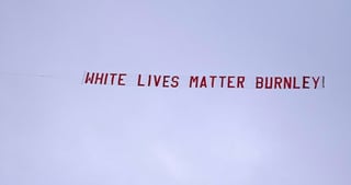 La policía investigaba un incidente en el que una avioneta desplegó una pancarta el lunes con la leyenda “White Lives Matter Burnley” en medio de un partido de la Liga Premier inglesa, incidente que ha sido repudiado por futbolistas políticos y líderes anti-discriminación. (CORTESÍA)