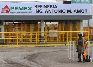 Agentes del Ejército mexicano junto con Fuerzas de seguridad del estado de Guanajuato, centro del país, desplegaron un operativo en la refinería de la estatal Petróleos Mexicanos (Pemex), la cual se ubica en la ciudad Salamanca, tras la recepción de una presunta amenaza de la organización criminal Cártel de Santa Rosa de Lima. (EFE)