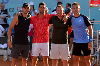De izquierda a derecha: Grigor Dimitrov, Novak Djokovic, Viktor Troicki y Borna Coric, todos participaron en el torneo que organizó 'Nole' sin medidas de distanciamiento, y todos se infectaron de COVID-19. (AP)
