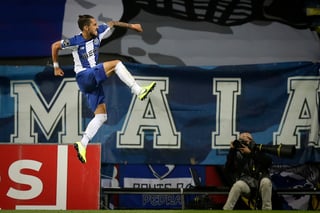Alex Telles celebra luego de marcar el segundo tanto del Porto, en la goleada 4-0 sobre Boavista. (AP)